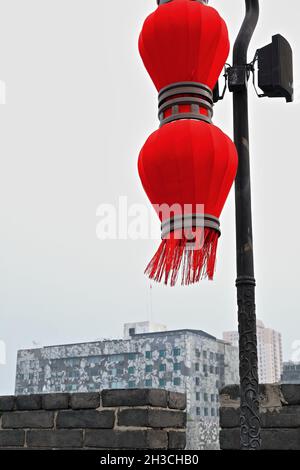 Chinesische rote Laternen-Zinnen und Gehweg-Stadtmauer Wenchang Gate Bereich. XI'an-China-1605 Stockfoto