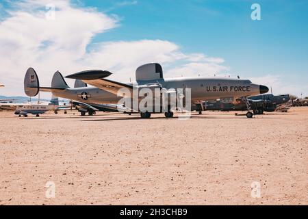 Ein pensionierter Lockheed EC-121T Warning Star, eine Version des beliebten Constellation-Typs, die modifiziert wurde, um bei der elektronischen Kriegsführung zu helfen Stockfoto