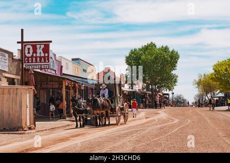 Die historische Stadt Tombstone, AZ, mit einem Pferdewagen, der vor dem berüchtigten O.K. geparkt ist Corral Stockfoto