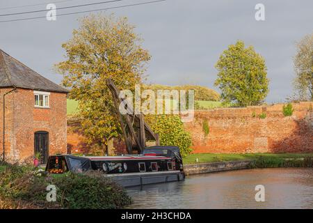 Burbage Wharf Alter Kranich mit einem Schmalboot, das neben dem Kennet und Avon Kanal in der Nähe von Marlbourgh Wiltshire festgemacht ist Stockfoto