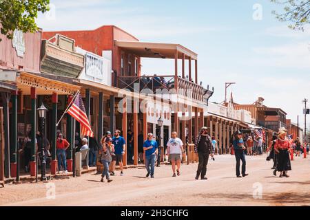 Die historische Stadt Tombstone, AZ, während des jährlichen Rosenfestivals, bei dem viele Anwohner und Unternehmen in Old West-Kleidung angezogen sind Stockfoto