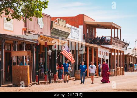 Die historische Stadt Tombstone, AZ, während des jährlichen Rosenfestivals, bei dem viele Anwohner und Unternehmen in Old West-Kleidung angezogen sind Stockfoto