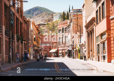 Die Hauptstraße in Bisbee, Arizona, eine historische Bergbaustadt, die heute ein beliebtes Touristenziel ist Stockfoto