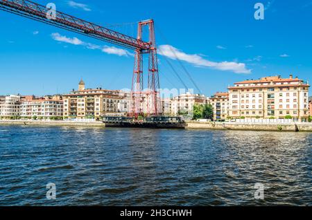 Blick von Portugalete, Spanien: Die berühmte Vizcaya-Brücke aus dem Jahr 1893, die von der UNESCO zum Weltkulturerbe erklärt wurde, und die Stadt Getxo im Hintergrund Stockfoto