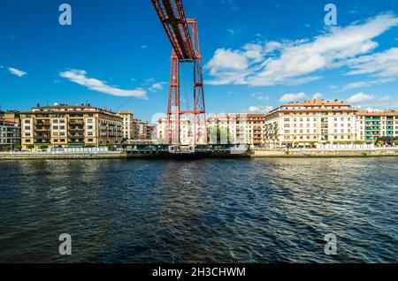 Blick von Portugalete, Spanien: Die berühmte Vizcaya-Brücke aus dem Jahr 1893, die von der UNESCO zum Weltkulturerbe erklärt wurde, und die Stadt Getxo im Hintergrund Stockfoto