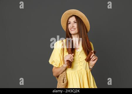 Schöne Frau im Strohhut im Studio stehen Stockfoto