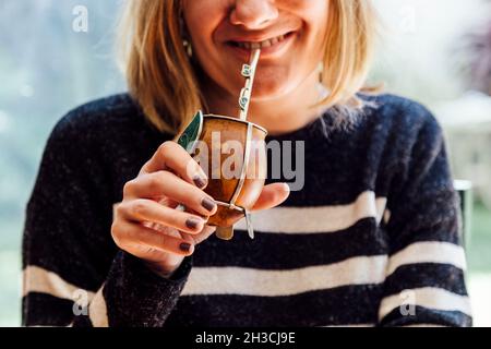 Mate bereit, in den Händen einer argentinischen Frau betrunken zu werden. Mate Tee aus Südamerika. Stockfoto