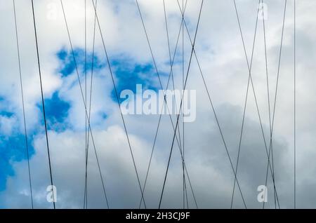 Hängekabel gegen den Himmel, ein Detail der berühmten Vizcaya-Brücke in Portugalete, Baskenland, Spanien Stockfoto