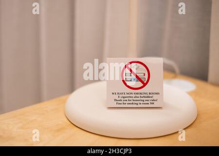 Rauchverbot im Hotelzimmer. Rauchverbot. Zigaretten und E-Zigaretten nicht verboten. Stockfoto