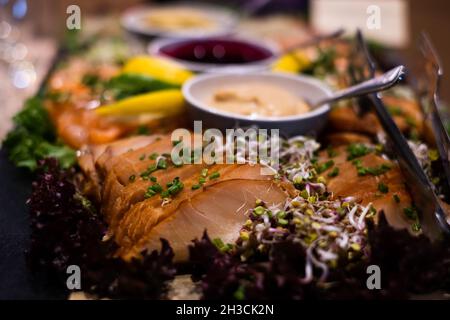 Kaltes geräuchertes Butterfischfilet mit rauchiger Honigsauce. Köstliche, professionell aussehende Speisen und Snacks, die bei einer Catering-Veranstaltung oder einem Party-Buffet serviert werden. Stockfoto