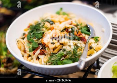 Shrimp-Reis-Nudelsalat mit Chili-Limettensauce. Köstliche, professionell aussehende Speisen und Snacks, die bei einer Catering-Veranstaltung oder einem Party-Buffet serviert werden. Stockfoto