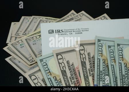 Lale Elsinore, CA - 26. Oktober 2021: IRS-Brief mit US-Währung Stockfoto