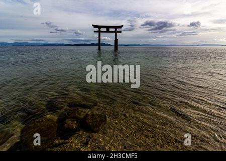 Shirahige Schrein - Es wird gesagt, dass es eine torii im See vor Shirahige Myojin aus alten Zeiten gab, und die torii im See ist auch dr Stockfoto