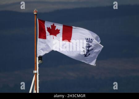 Das Flottenensign der Royal Canadian Navy, das von HMCS Fredericton (FFH-337), einer Fregatte der Halifax-Klasse (oder City-Klasse), geflogen wird. Das Schiff wird an Greenock auf dem Firth of Clyde vorbeifahren sehen, als es auftrat, um an den militärischen Übungen Dynamic Mariner 2021 und Joint Warrior 21-2 teilzunehmen. Stockfoto