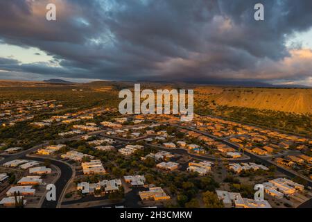 Green Valley, Arizona Häuser mit Bergwerksabständen im Hintergrund Stockfoto