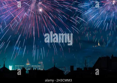 Buntes Feuerwerk am 20th. August, Nationalfeiertag in Ungarn, mit Silhouette von Häusern und mit der Zitadelle und dem Hotel Gellert im Hintergrund Stockfoto