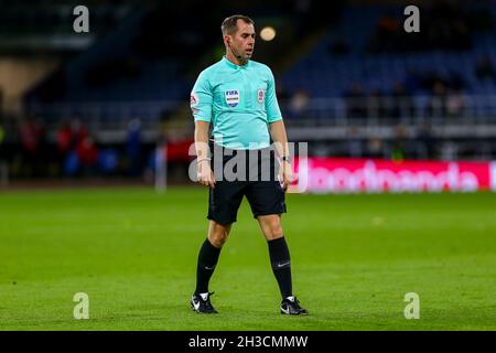 Burnley, Großbritannien. Oktober 2021. Schiedsrichter Peter Bankes beim Carabao Cup-Spiel zwischen Burnley und Tottenham Hotspur am 27. Oktober 2021 in Turf Moor, Burnley, England. Foto von Sam Fielding/Prime Media Images. Quelle: Prime Media Images/Alamy Live News Stockfoto