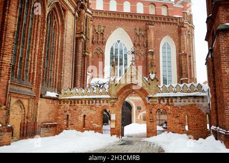 Die St.-Annes-Kirche und die Bernardine-Kirche, eines der schönsten Gebäude in Vilnius. Schöner Wintertag in der Hauptstadt Litauens. Winterstadt Stockfoto