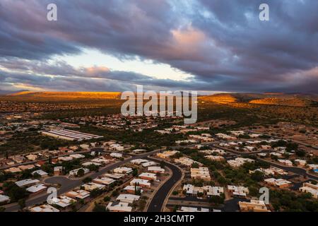 Green Valley, Arizona Häuser mit Bergwerksabständen im Hintergrund Stockfoto