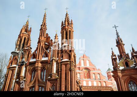 Die St.-Annes-Kirche und die Bernardine-Kirche, eines der schönsten Gebäude in Vilnius. Schöner Wintertag in der Hauptstadt Litauens. Winterstadt Stockfoto