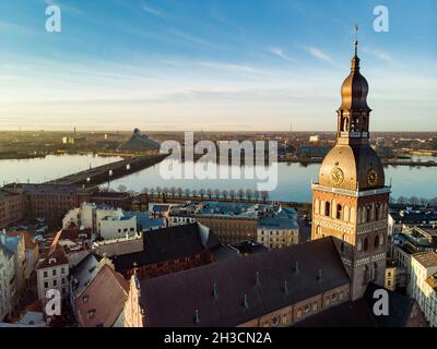 Wunderschönes Stadtpanorama von Riga im Winter mit schneebedeckten Häusern, Kirchen und Straßen. Morgenansicht aus der Luft. Winterlandschaft in Riga, Lettland. Stockfoto