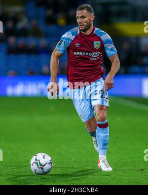 Burnley, Großbritannien. Oktober 2021. Burnley-Verteidiger Erik Pieters beim Carabao-Cup-Spiel zwischen Burnley und Tottenham Hotspur am 27. Oktober 2021 in Turf Moor, Burnley, England. Foto von Sam Fielding/Prime Media Images. Quelle: Prime Media Images/Alamy Live News Stockfoto