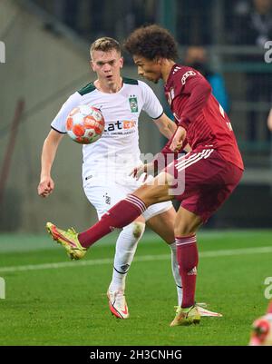 Leroy SANE, FCB 10 Wettkampf um den Ball, Tackling, Duell, Header, zweikampf, Action, Kampf gegen Matthias GINTER, MG 28 im DFB Pokal Spiel BORUSSIA MÖNCHENGLADBACH - FC BAYERN MÜNCHEN in Mönchengladbach, 27. Oktober 2021 Saison 2021/2022. München, FCB. © Peter Schatz / Alamy Live News Stockfoto