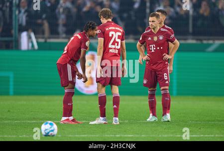 Serge GNABRY, FCB 7 Joshua KIMMICH, FCB 6 Thomas MÜLLER, MÜLLER, FCB 25 traurig im DFB Pokal Spiel BORUSSIA MÖNCHENGLADBACH - FC BAYERN MÜNCHEN in Mönchengladbach, 27. Oktober 2021 Saison 2021/2022. München, FCB. © Peter Schatz / Alamy Live News Stockfoto