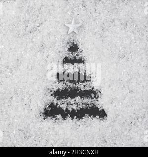 Weihnachtsbaum im Schnee auf schwarzem Hintergrund. Draufsicht. Flach liegend Stockfoto