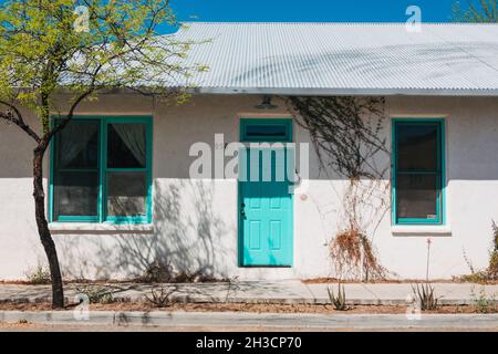 Weiße und türkisfarbene Farben eines adobe-Hauses in Barrio Viejo, Tucson, AZ Stockfoto