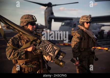 211024-N-TP544-1001 ATLANTIK (OKT 24, 2021) Lanze Cpl. Dylan Pennington und CPL. John Toomey, der der 22. Marine Expeditionary Unit zugewiesen wurde, wacht während einer Luftverteidigungsübung auf dem Flugdeck des amphibischen Sturmschiffs USS Kearsarge (LHD 3) der Wasp-Klasse am 24. Oktober 2021. Kearsarge ist dabei, Phibron und Marine Expeditionary Unit Integration (PMINT) zu unterstützen. PMINT bietet die Möglichkeit, mit eingeschifften Marineinfanteristen in einer integrierten Umgebung für amphibische und maritime Operationen zu trainieren, einschließlich simulierter Strandüberfälle, Rettungsaktionen, Strait Transits und Besuch, suchen und Stockfoto