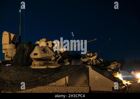 Soldaten der Charlie Company „Fighting Aces“, 2. Bataillon, 34. Panzerregiment, 1. Panzerbrigade-Kampfteam, 1. Infanterie-Division parken ihre Kampffahrzeuge M2A3 Bradley nach einer nächtlichen Live-Feuer-Übung während des Victory Eagle im Drawsko Pomorskie Training Area, Polen, 24. Oktober 2021. Victory Eagle, eine Übung im Rahmen von Atlantic Resolve, hilft durch multinationale Trainings- und Sicherheitskooperationen dabei, einsatzfähige und postured, kampfglaubwürdige Kräfte bereitzustellen. (USA Armee-Foto von SPC. Michael Alexander/Freigegeben) Stockfoto