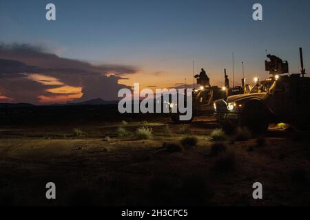 Soldaten der US-Armee, die der Dagger Company, dem 1.-102. Infanterie-Regiment (Berg), der Task Force Iron Grey, der Combined Joint Task Force – Horn of Africa (CJTF-HOA), zugewiesen wurden, führen im Dschibuti-Gebirgskomplex, Dschibuti, am 10. Oktober 2021, eine Ausbildung in Schießereien durch. Das Training bestand aus dem Betrieb der gemeinsamen ferngesteuerten Waffenstation (KRÄHEN), die an einem minenresistenten, durch einen Hinterhalt geschützten (MRAP) Geländewagen (M-ATV) montiert war, während Ziele von einem Manövrierkasten aus angesteuert wurden. (USA Army Photo von Staff Sgt. Amanda Stock) Stockfoto