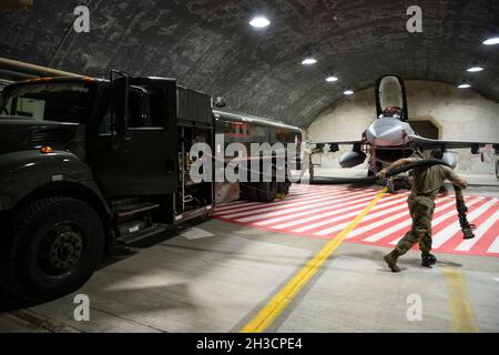 US Air Force Staff Sgt. George Toste, 52. Logistics Readiness Squadron Fuels Management Flight Fuels Lab Techniker, zieht einen Kraftstoffschlauch von einem Freightliner Isometric R-11 Fuels Truck, um einen F-16C der US-Luftwaffe, der während der Blue Flag 21 auf dem Luftwaffenstützpunkt Uvda, Israel, am 24. Oktober 2021 gegen Falcon kämpft, zu tanken. Die „Blaue Flagge“, die von Israel ausgerichtet und in Israel abgehalten wird, ist eine alle zwei Jahre stattfindende Übung, bei der Flugzeuge mehrerer internationaler Partner die Interoperabilität und Stärke der Koalition unter Beweis stellen und gleichzeitig multinationale Partnerschaften verbessern. (USA Air Force Foto von Tech. Sgt. Maeson L. Elleman) Stockfoto