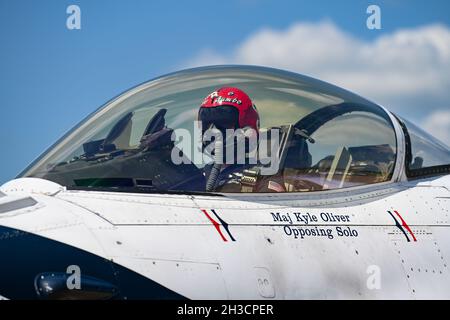 Maj. Kyle Oliver, Air Force Air Demonstration Squadron der Vereinigten Staaten, „Thunderbirds“, der sich gegen einen Alleinpiloten stellt, führt bei der „Defenders of Liberty Air & Space Show“ auf der Barksdale Air Force Base, Louisiana, 9. Mai 2021 Vorflugkontrollen durch. Seit 1953 dient das Thunderbirds-Team als Amerikas führendes Flugdemonstrationsgeschwader, das mit der lebenswichtigen Mission betraut ist, vergangene, gegenwärtige und zukünftige Flieger zu rekrutieren, zu halten und zu inspirieren. (USA Air Force Photo/SSgt Laurel Richards) Stockfoto