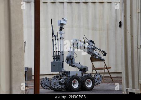 Ein RemoteC ANDROS F6A-Roboter wird während einer Trainingsübung im Hurlburt Field, Florida, am 19. Oktober 2021 ferngesteuert. Der F6A-Roboter wird verwendet, um zu vermeiden, dass Airmen potenziell lebensbedrohlichen improvisierten explosiven Geräten ausgesetzt wird. (USA Luftwaffe Foto von Airman 1st Class Amanda A. Flower-Raschella) Stockfoto