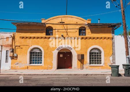 Vorderansicht des Teatro Carmen, einem historischen Theater, das 1915 im heutigen Barrio Viejo (Old Neighborhood) in Tucson, Arizona, erbaut wurde Stockfoto