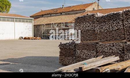 Zaunstapel, die im Weinberg gestapelt verwendet werden sollen Stockfoto