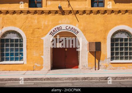 Vorderansicht des Teatro Carmen, einem historischen Theater, das 1915 im heutigen Barrio Viejo (Old Neighborhood) in Tucson, Arizona, erbaut wurde Stockfoto