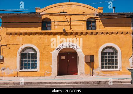 Vorderansicht des Teatro Carmen, einem historischen Theater, das 1915 im heutigen Barrio Viejo (Old Neighborhood) in Tucson, Arizona, erbaut wurde Stockfoto