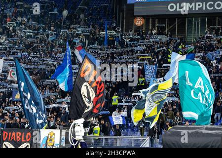 Rom, Italien. Oktober 2021. Die Fans von Latium in Aktion während der Italienischen Fußball-Liga Ein Spiel von 2021/2022 zwischen SS Lazio und Fiorentina im Olimpic Stadium. Kredit: Cosimo Martemucci/Alamy Live Nachrichten Stockfoto