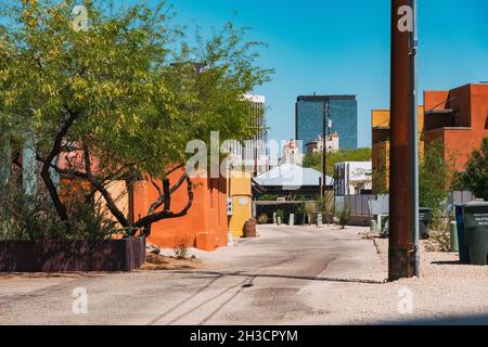 Hell gestrichene lehmhäuser des Barrio Viejo, gesehen von modernen Wolkenkratzern der Innenstadt von Tucson, AZ Stockfoto