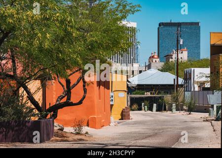 Hell gestrichene lehmhäuser des Barrio Viejo, gesehen von modernen Wolkenkratzern der Innenstadt von Tucson, AZ Stockfoto