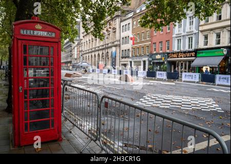 LONDON - 14. SEPTEMBER 2021: Rote Telefonbox neben dem temporären Skatepark am Strand, während die Straße zur Fußgängerzone wird Stockfoto