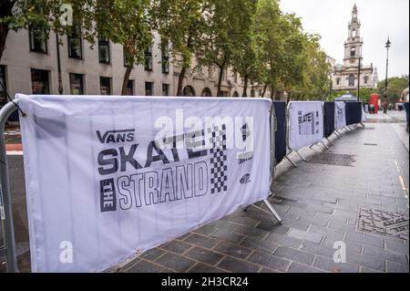 LONDON - 14. SEPTEMBER 2021: Barriere umgibt einen temporären Skatepark am Strand, während die Straße zur Fußgängerzone wird Stockfoto