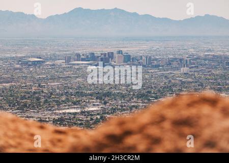 Die Skyline von Phoenix vom großen roten Felsen aus gesehen, der Camelback Mountain, Arizona, USA ist Stockfoto