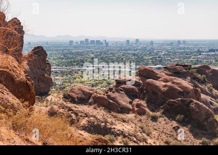 Die Skyline von Phoenix vom großen roten Felsen aus gesehen, der Camelback Mountain, Arizona, USA ist Stockfoto