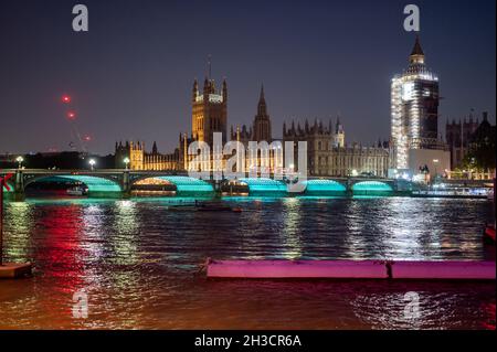 Farbenfrohe Nachtansicht über die Themse zur Westminster Bridge und den Houses of Parliament Stockfoto