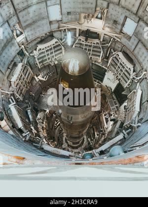 Blick hinunter in das Titan Atomraketen-Silo im Titan Missile Museum, Tucson, Arizona, USA Stockfoto