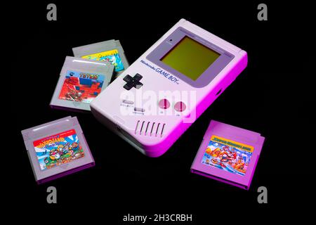 Fukuoka, Japan - 19. september 2021 : nintendo Game Boy und Game Boy Color mit verschiedenen Spielkassetten isoliert auf schwarzem Hintergrund Stockfoto